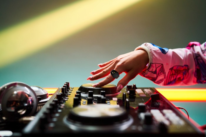 Mit Wave können Musiker ihre Instrumente steuern. (Bild: Genki Instruments)